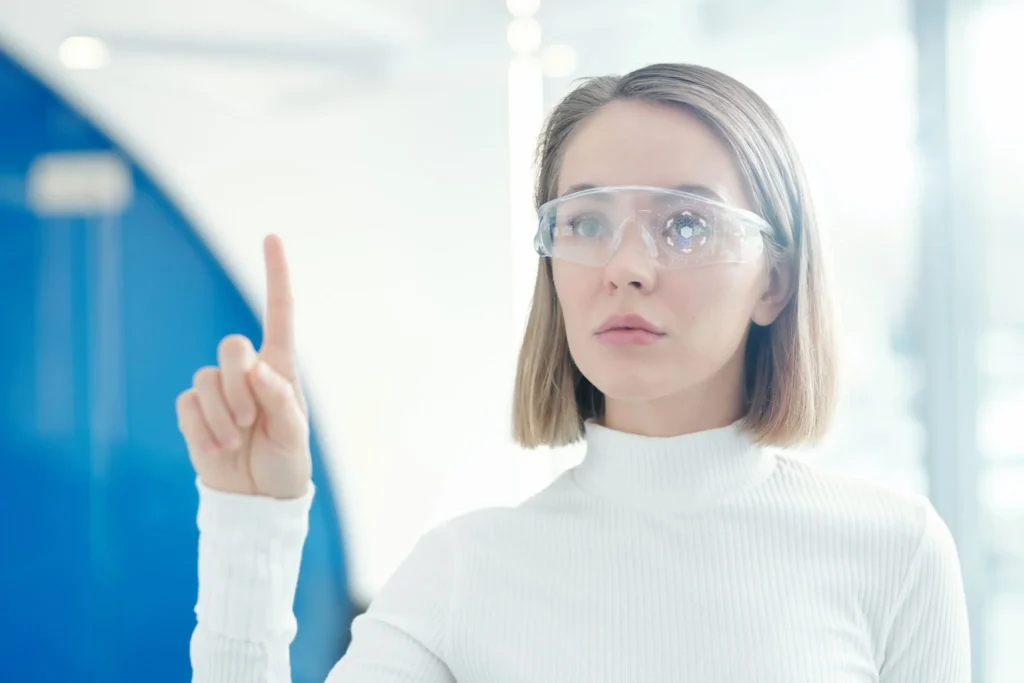 Smart glasses e wearable technology utilizzati per esperienze immersive in realtà aumentata e realtà virtuale