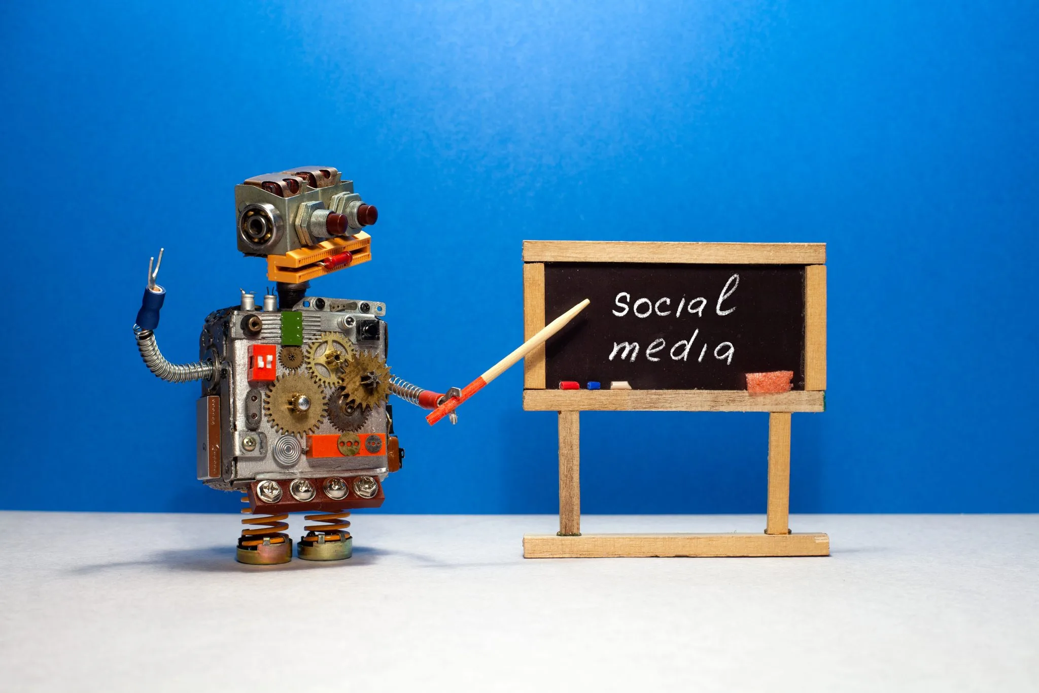 Professionista del social media content editing durante la creazione di contenuti digitali e strategie social
